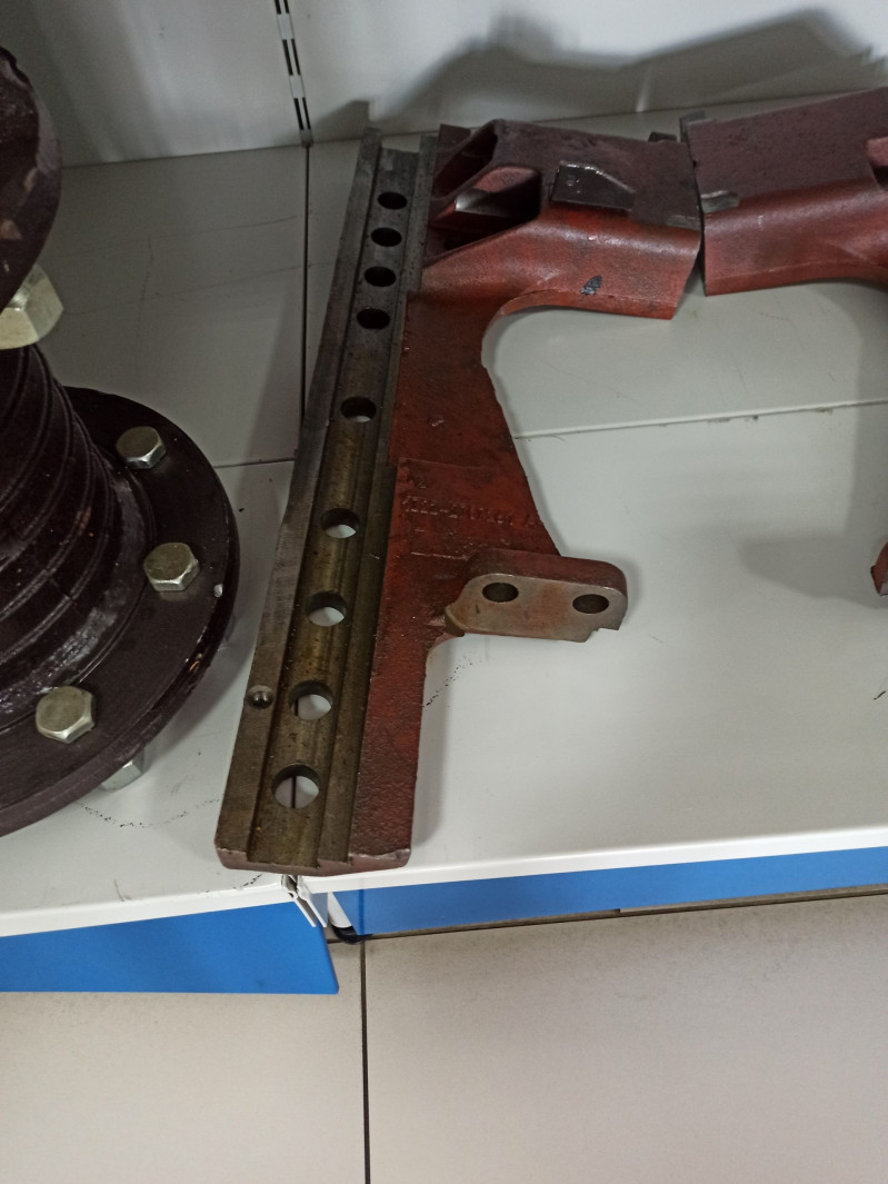 Боковина левая (литая) МТЗ-1221 — 2